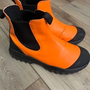 Women's Woden Waterproof Track Boot—Chelsea Style. Size 7.5. ORANGE